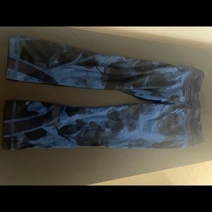 Lululemon size 4 crop leggings.